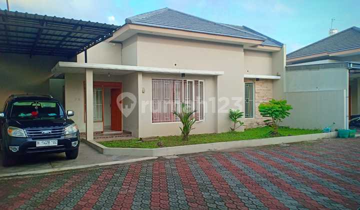 Disewakan Rumah Hook Cantik bersih
Lokasi : Cluster Elite di Gumpang Kartasura
 2