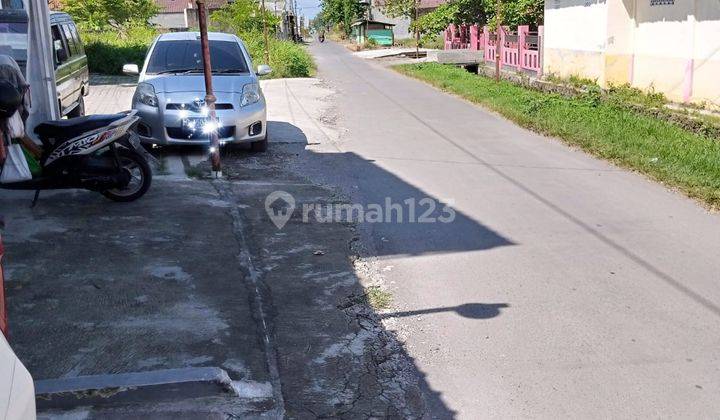 Disewakan  ruko bagus 2 lantai siap pakai di area perumahan di Purbayan, Gentan.
 2