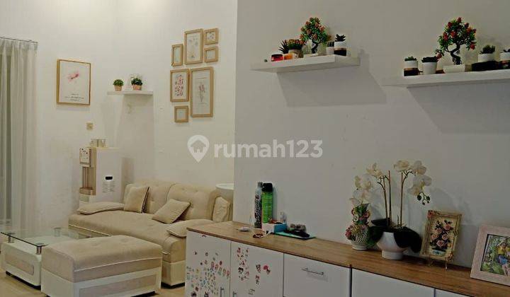 Dijual Rumah Bagus Full Furnish
Lokasi : Cluster di Baturan dekat Fajar Indah, Solo 2