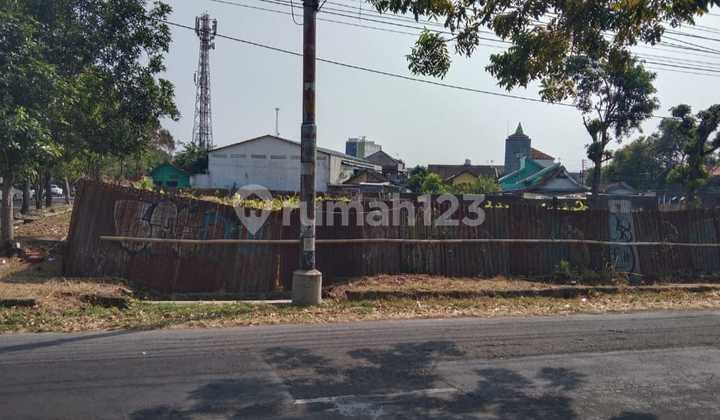 Strategic Land on the Side of Manahan Main Road, Solo