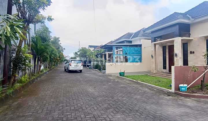 Ready-to-Use House in Sektor 10 Solo Baru Housing, Just Minutes from Pakuwon Mall Shopping Center. 2