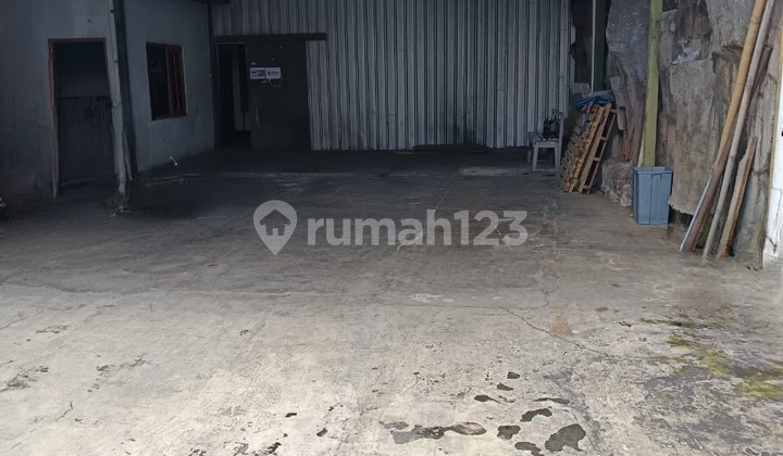 Strategic House by the Main Road, 5 Minutes from Solo City Center, Nusukan Banjarsari Location. 2