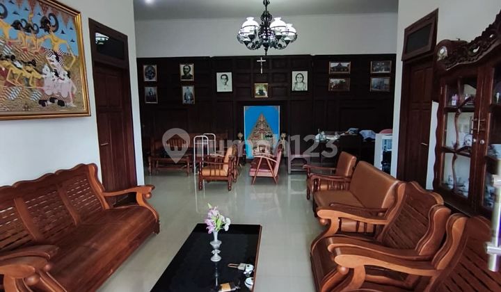Rumah dengan Nuansa Antik Budaya Jawa Lokasi di Banjarsari Solo 2