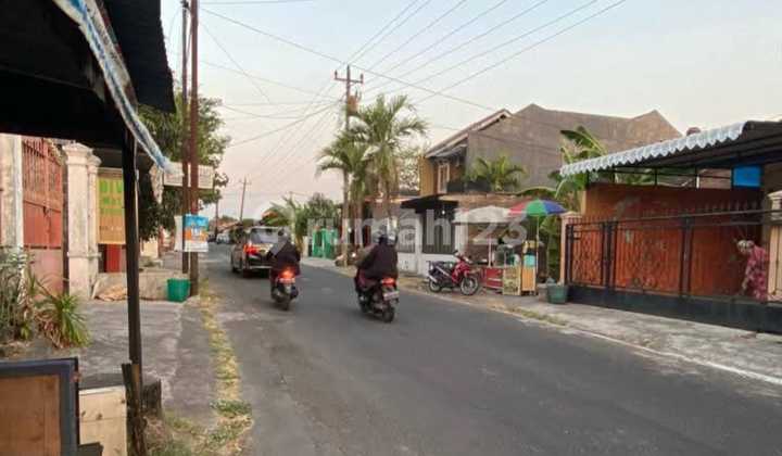 Main House for Rental, Two-Storey Boarding Houses, Location in Nusukan, Banjarsari, Solo. Main House for Rental, Two-Storey Boarding Houses, Location in Nusukan, Banjarsari, Solo.