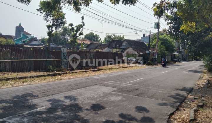 Strategic Land on the Side of Manahan Main Road, Solo