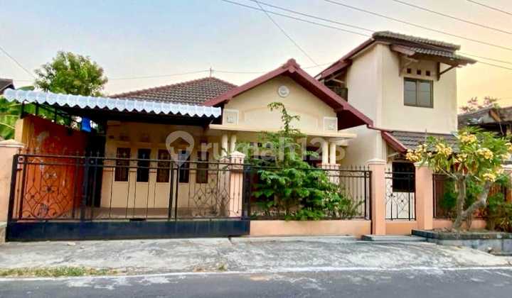 Main House for Rental, Two-Storey Boarding Houses, Location in Nusukan, Banjarsari, Solo. Main House for Rental, Two-Storey Boarding Houses, Location in Nusukan, Banjarsari, Solo.