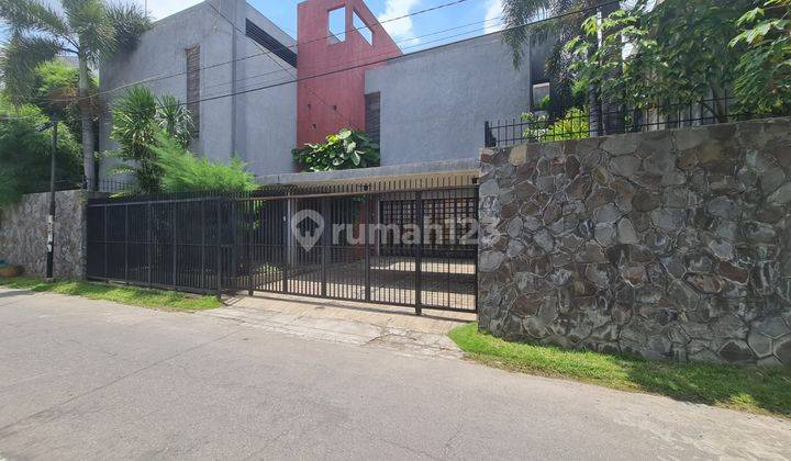 Rumah mewah minimalis modern dengan konsep green garden di kratonan solo 1