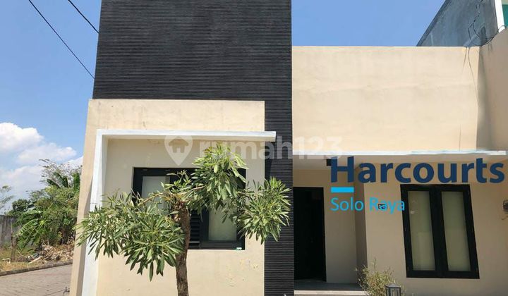 Rumah siap huni minimalis modern di cluster exclusive di Jaten 1