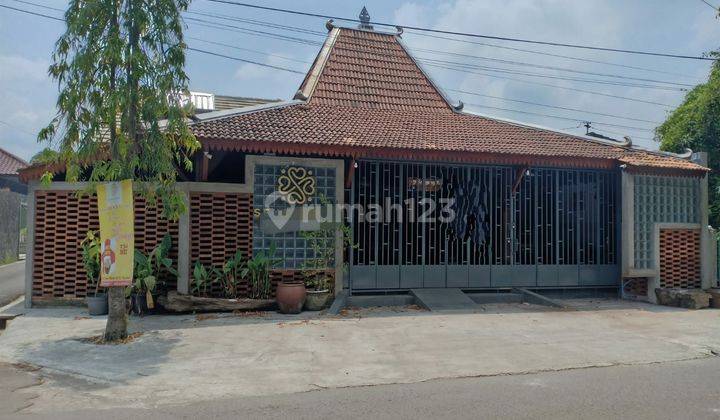 Rumah ada Bangunan Ruang Usaha + Joglo
Lokasi : Strategis di Nusukan, Banjarsari, Solo 1