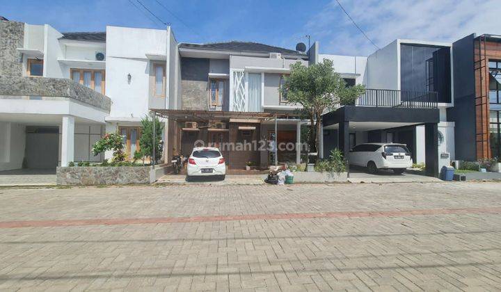 Rumah bagus minimalis cluster elite dengan kolam renang dekat solo baru