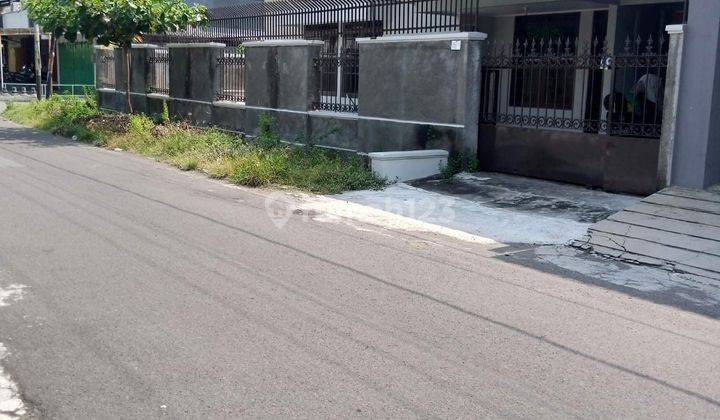 Rumah luas bersih terawat siap huni di perumahan Solo Baru. 
 1