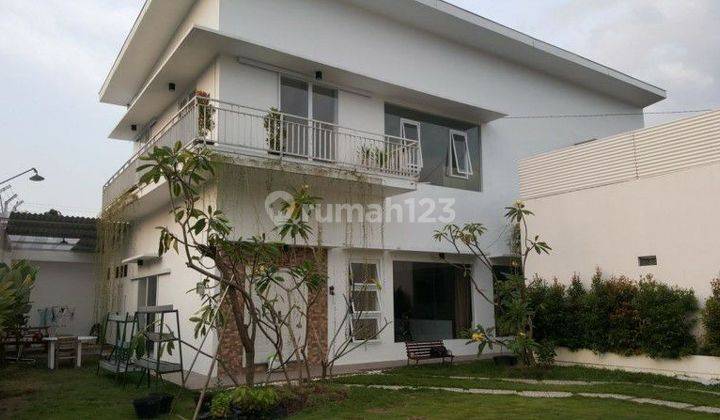 Rumah mewah minimalis modern tengah kota solo 1