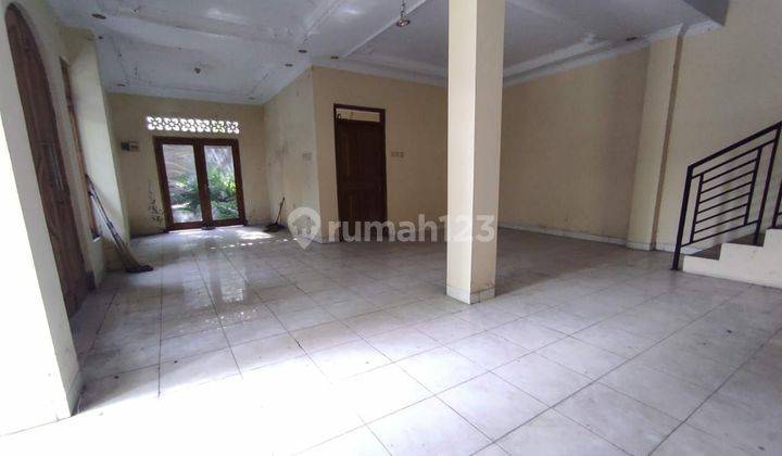 Rumah bagus 3 lantai tengah kota solo 2