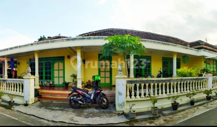 Strategic House for Sale in Gumpang Strategic House for Sale in Gumpang