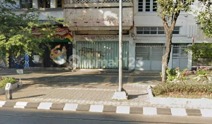 Hot Property! Ruko 2 Lantai + Tanah Luas di Lokasi Emas Slamet Riyadi, Cocok untuk Usaha dan Investasi Hot Property! Ruko 2 Lantai + Tanah Luas di Lokasi Emas Slamet Riyadi, Cocok untuk Usaha dan Investasi