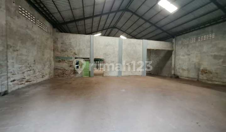 For Rent Strategic Warehouse with Container Access in Boyolali City, Trucks Can Enter the Warehouse.