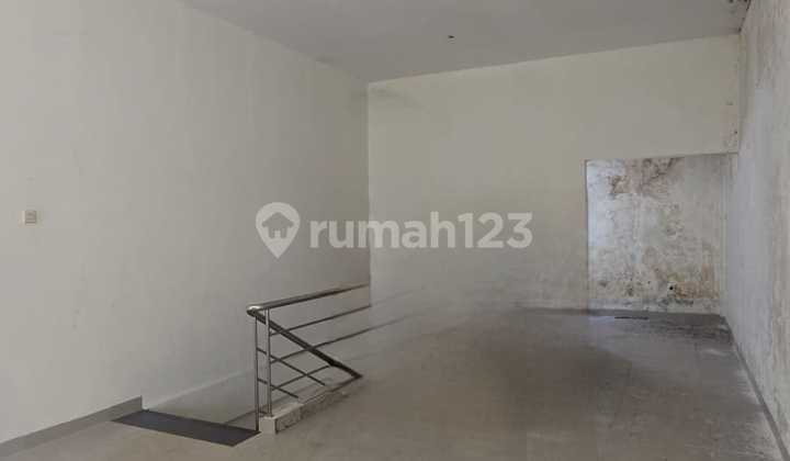 Strategic 3-Story Shophouse in Mojosongo Jebres, Near Banjarsari Solo. 2