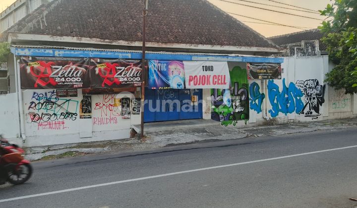 Bangunan Rumah Hitung Tanah di Jalan Raya Utama Solo