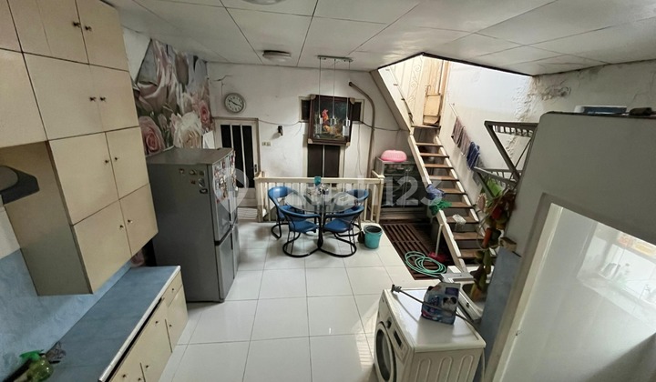 Strategic 3-Story Shophouse in the Business and Shopping Area of Jalan Yos Sudarso Nonongan Solo 2