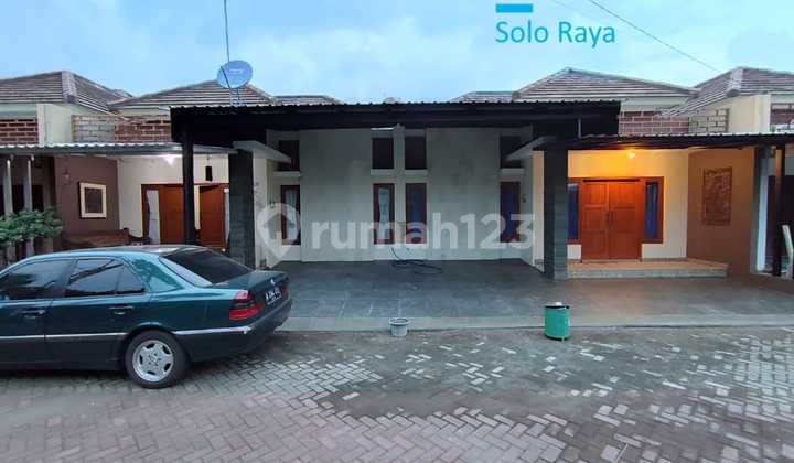 Rumah Siap Huni Minimalis Modern Cluster Elite di Gentan Dekat Colomadu Solo. 