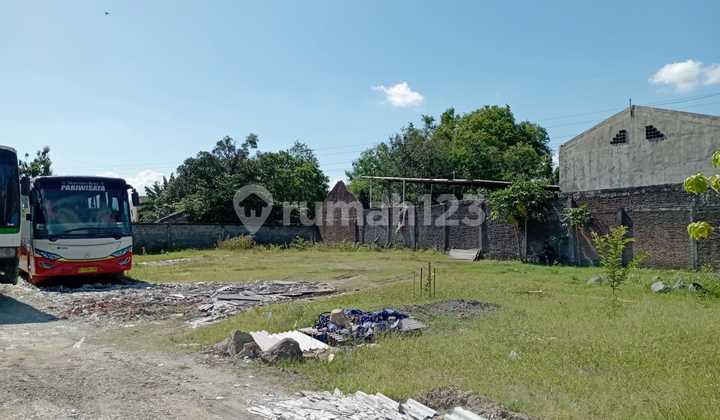 For Rent: Prime Land, Ready to Use, on Solo-Purwodadi Main Road, Sekip Banjarsari, Solo.