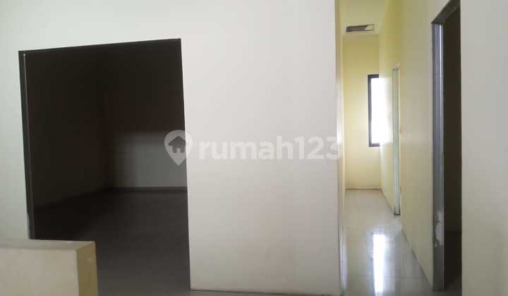 For Rent Good Quality 3-Story Shop House Ready to Use, on the Side of Kapten Mulyadi Main Road, Solo 2