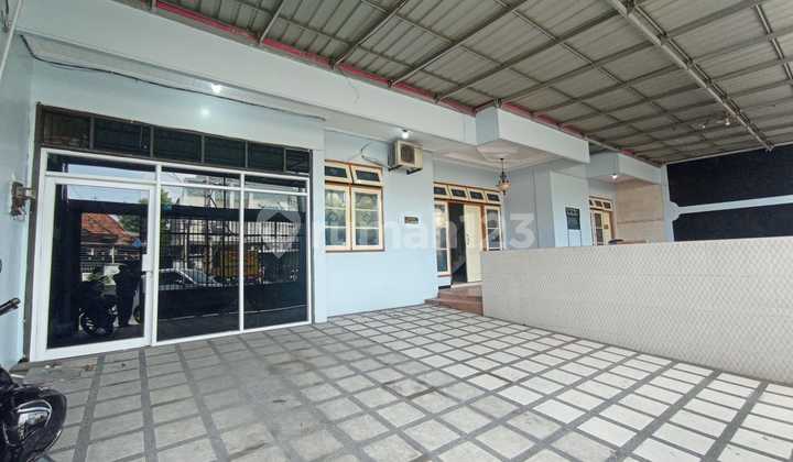 Di Sewakan! Rumah Bagus Semi Furnished Siap Pakai. Lokasi Strategis Dekat Kampung Batik Laweyan, Klinik Dokter Bersama Dan Pusat Perbelanjaan. Cocok Untuk Tempat Tinggal. 2