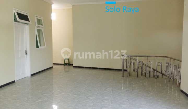 Disewakan Rumah Bagus 2 Lantai Siap Huni di Perumahan Bergengsi Dekat Mall The Park, Solo Baru 2