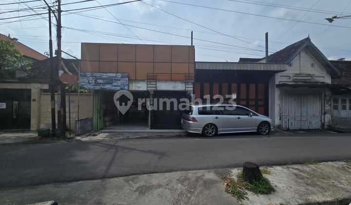 Rumah Hitung Tanah Pusat Kota Dekat Slamet Riyadi Gladag Solo, Cocok Dibangun Ruang Usaha dan Rumah Tinggal Rumah Hitung Tanah Pusat Kota Dekat Slamet Riyadi Gladag Solo, Cocok Dibangun Ruang Usaha dan Rumah Tinggal
