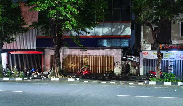 Disewakan! Ruko Di Lokasi Premium Tengah Kota Solo. Pinggir Jalan Slamet Riyadi. Cocok Untuk Investasi Usaha Jangka Panjang.