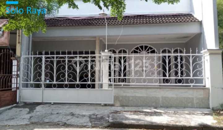 Disewakan Rumah Bagus 2 Lantai Siap Huni di Perumahan Bergengsi Dekat Mall The Park, Solo Baru