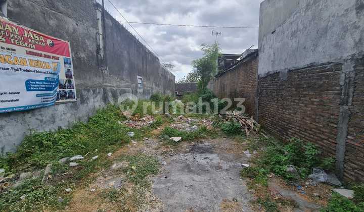 Affordable Strategic Land by the Road, Suitable for Building Shophouses in Mojosongo, Jebres, Solo.