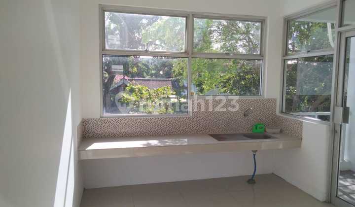 For Rent 3-Story Shop House Ready to Use, Located in the Heart of Solo City in the Manahan Area 2