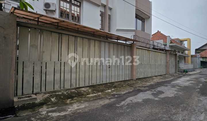 Rumah Mewah Megah Siap Huni, Lokasi Strategis. Di Pusat Kota, Dekat Dengan Pusat Perbelanjaan, Perkantoran, Pasar Dan Transum.