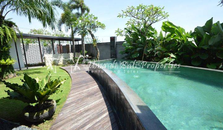 Disewakan Rumah 2 Lantai Kondisi Bagus, Furnished di Kerobokan, Badung 2