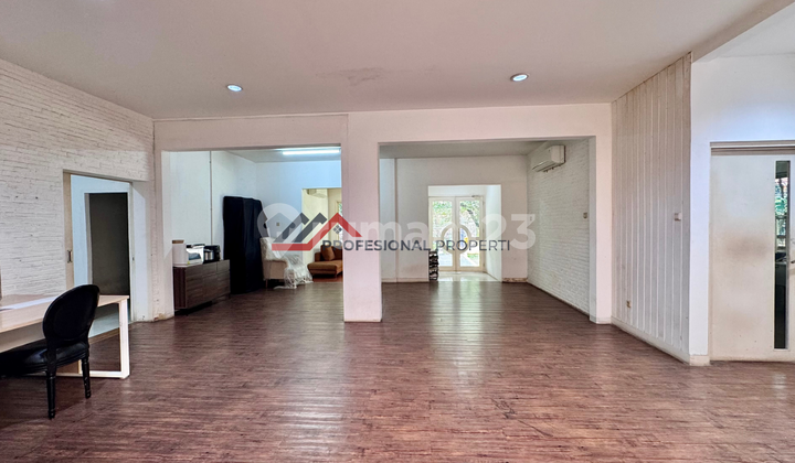 Ready-to-Occupy House with Spacious Yard Near Senayan City Area, Kebayoran Baru, South Jakarta 2