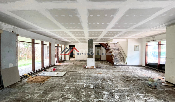 Rumah Sewa Full Renovasi Halaman Luas Di Area Kebayoran Baru, Jakarta Selatan 2