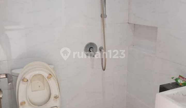 disewakan rumah termurah ada AC 2 di cluster east asia green lake city 4x12 2