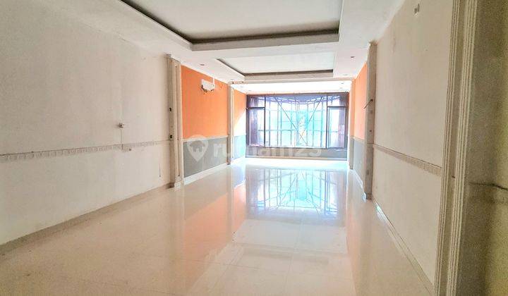 Disewajan Ruko di Boulevard Raya, Kelapa Gading, 3 lantai, di Jalan Utama 3