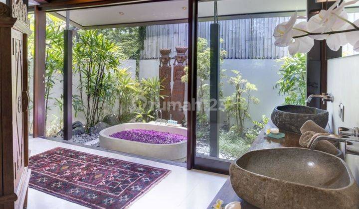 Freehold - Luxury 5 Bedroom Villa in Pantai Nelayan, Canggu 2