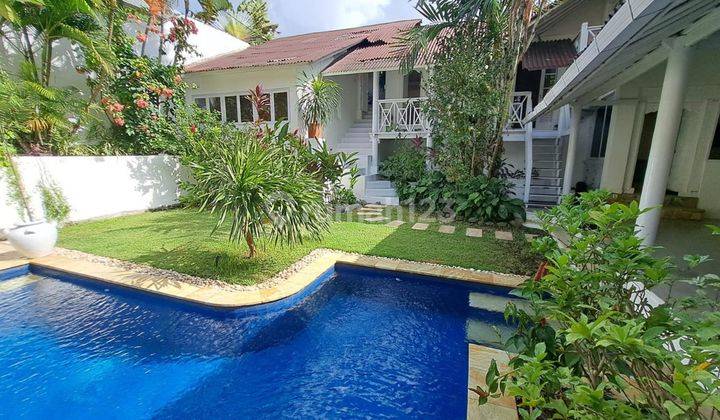 For Annual Rental - Villa 3 bedrooms with green garden close to Umalas 1