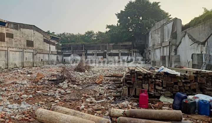 Daan Mogot - West Jakarta Area 1914 m²- SHGB (2 Certificates)- South Facing- Main Road (Jl Daan Mogot)- Commercial + Warehouse Zone- Suitable for Light Industry (Former Plastic Injection Factory)- Vacant Land Already Filled, Buildings Completely Demolished*Price