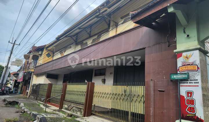 House+land 400/1020m2, located on the main road in a commercial area. Available for long-term lease for business purposes. Address: Jl Wahid Hasyin, Panjunan, Kudus.