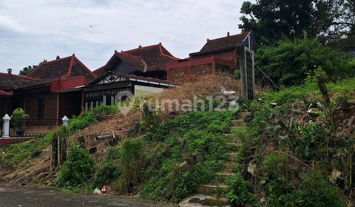 Strategic Roadside Land Hook on Grafika Banyumanik Highway