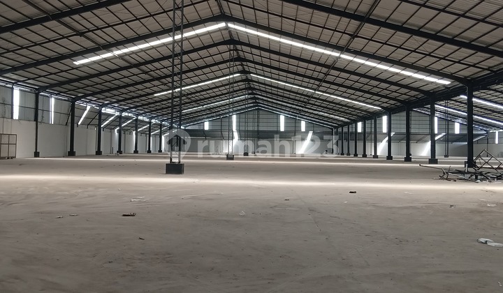 Cheap Warehouse for Rent in a Strategic Location, Easy Access by the Main Road, Near BSD CITY Toll, Only 10 Minutes to Gading Serpong.