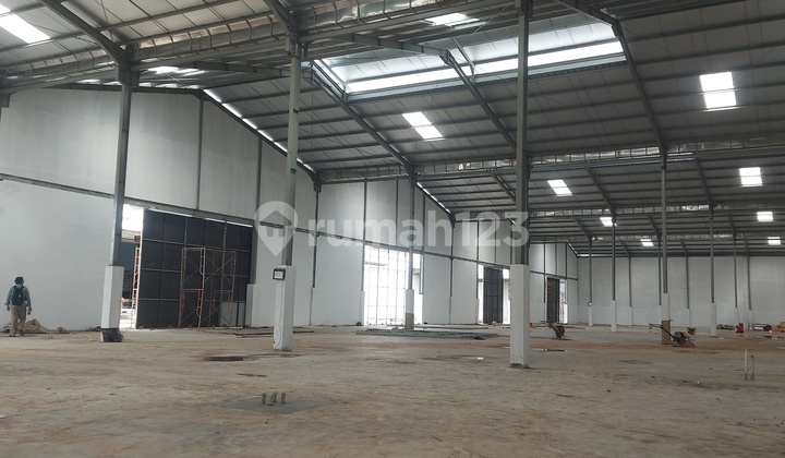 Ready-to-Use Warehouse in a Strategic Location with Easy Access to Jakarta PIK Toll Road and Soekarno-Hatta Airport. Ready-to-Use Warehouse in a Strategic Location with Easy Access to Jakarta PIK Toll Road and Soekarno-Hatta Airport.