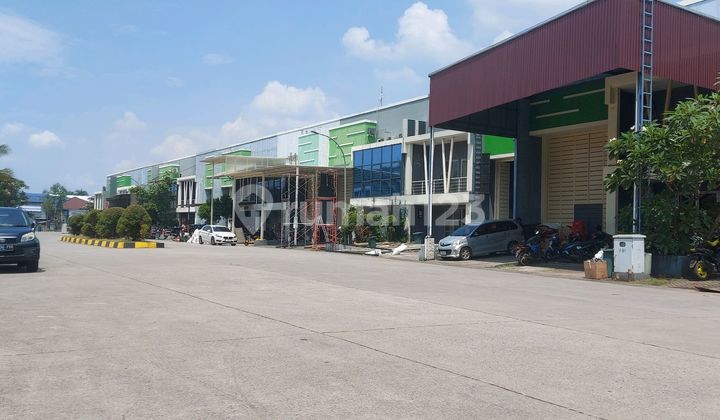 Warehouse for Sale Very Cheap at a Premium Location, Suitable for 40 Feet Container Production.