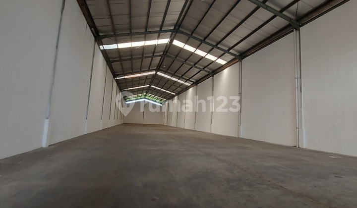 Ready-to-Use Warehouse for Rent Quick 40-Foot Container Entry.