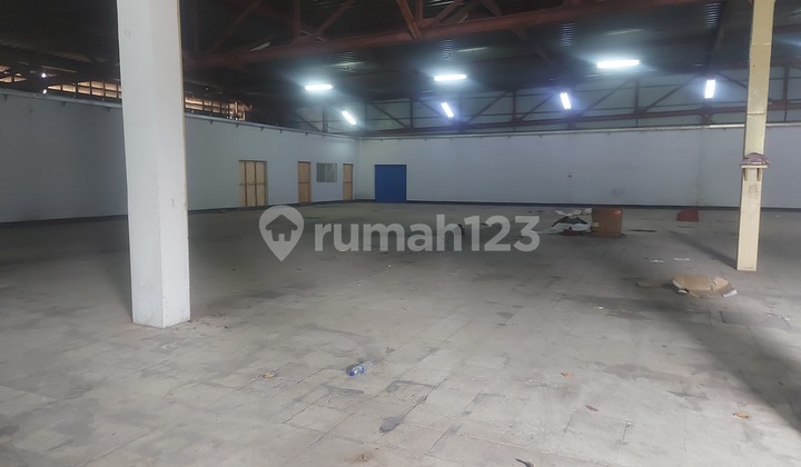 Ready-to-Use Warehouse Strategic Location 40-Foot Container Access.