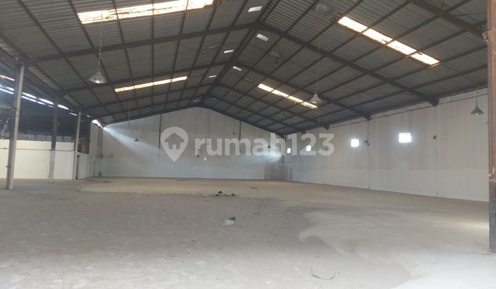 Warehouse For Rent Very Cheap Large Size 40 Feet Container Can Enter.